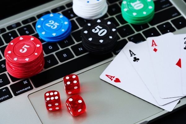 Suasana eksklusif klub VIP dengan layanan pribadi di platform hiburan online